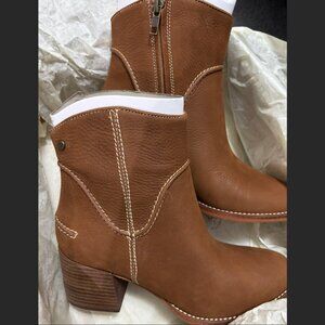 UGG Annie Boots (size 9, chestnut)